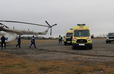 Вертолёт санавиации с шестью пациентами на борту экстренно сел в Иркутской области