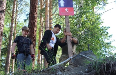 Волонтёры АО «АЭХК» установили мемориальную доску на пике Новокшенова и обустроили тропу на озеро Артемьева
