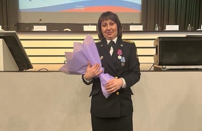 Судебный пристав из Братска получила медаль за спасение семилетней девочки от маньяка