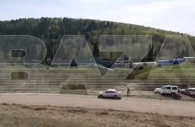 В Красноярском крае 8 вагонов сошли с путей, снесли линию электропередач и испортили отпуск жителям Иркутска