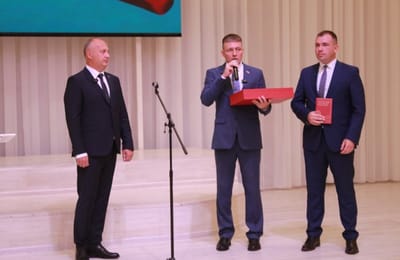 Новому мэру Усть-Илимска на инаугурации вручили Конституцию, кнут и пряник