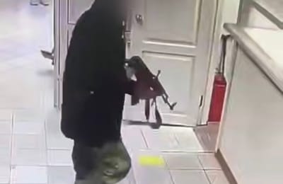 В Шелехове мужчина пришел в приемное отделение больницы с автоматом