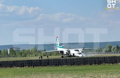 Самолёт выкатился за пределы ВПП в Иркутской области. У Ан-24 после посадки сломалась передняя стойка шасси