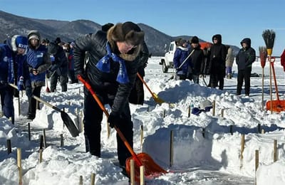 Огромную снежную открытку нарисовали на льду Байкала