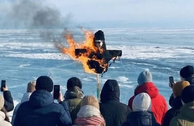 Чучело SHAMAN’a сожгли в Иркутской области после выходки певца на Байкале
