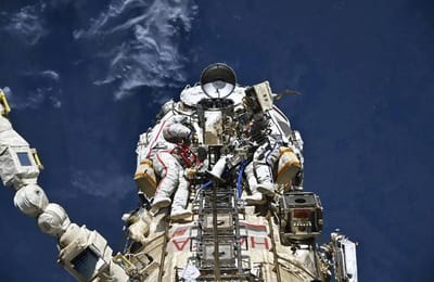 Российские космонавты сфотографировались за бортом МКС на фоне Земли