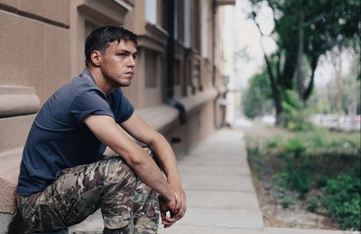 Актер Василий Копейкин из Шелехова сыграл военного врача в сериале «Марик»