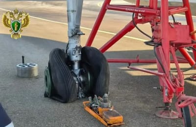 Колесо шасси лопнуло у самолета Ан-24 при посадке в аэропорту Иркутска