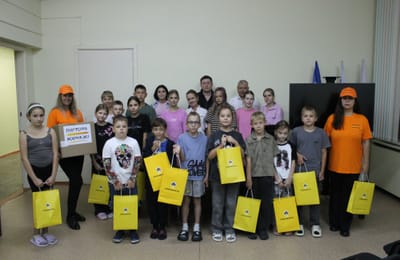 Волонтеры АНХК поздравили с Днем знаний пациентов городской детской больницы