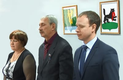 Прикрывшись алым стягом