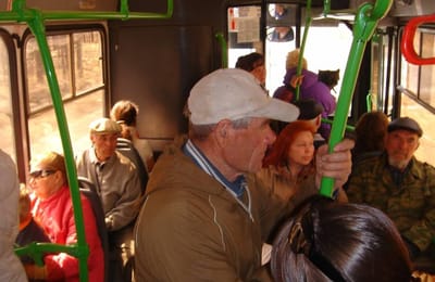 Вчера с друзьями ехал на дачу в автобусе...