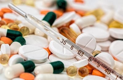 Стоит ли при высокой температуре принимать жаропонижающие и бежать в больницу?