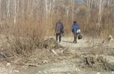 Эти люди ловят рыбу на сети прямо в черте города.