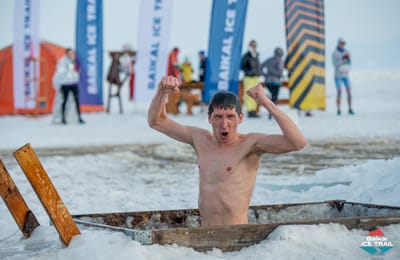 Нерпа наблюдала за участниками забега Baikal ice trail 2021