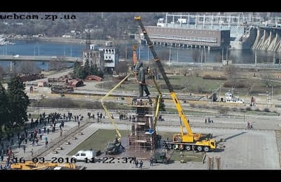 Прямо сейчас в Запорожье сносят памятник В. И. Ленину