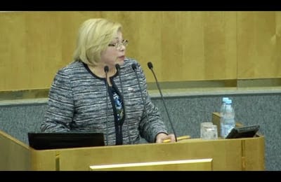 Лиза  Бричкина с дуба брякнулась