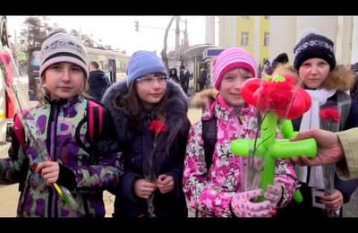 Иркутские пожарные поздравили горожанок с 8 марта «воздушными цветами»