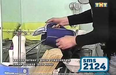 Венцеслав набирает в чайник воду