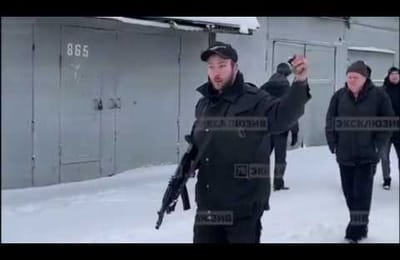 Владельцы гаражей из Питера встретили представителей властей с автоматом и гранатами