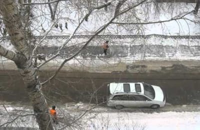 Уборка снега. Ангарск, Театральный переулок.
