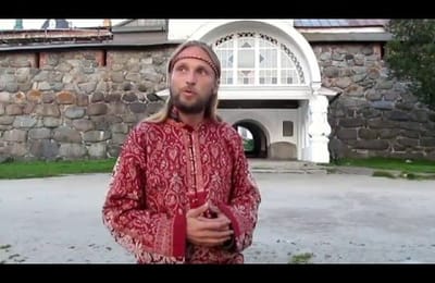 Оригинальный тип,ну прямо почти гениальный.