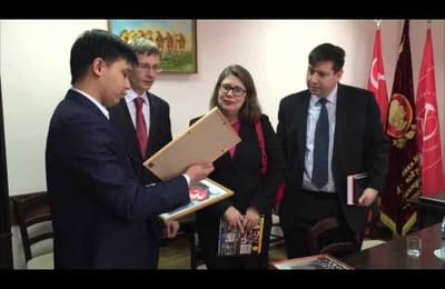 Коммунисты Бурятии преподнесли подарки сотрудникам посольства США
