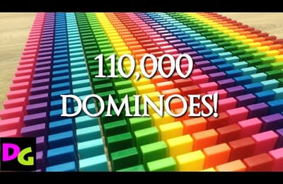 110,000 домино, 4 минуты падения