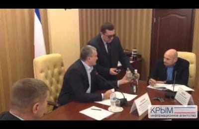 Аксенов во время заседания отправил чиновника искать легальную водку