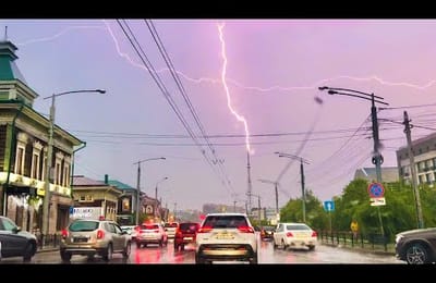 Молния ударила в телебашню в Иркутске (видео)