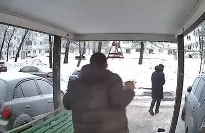 Солевые наркоманы у подъезда