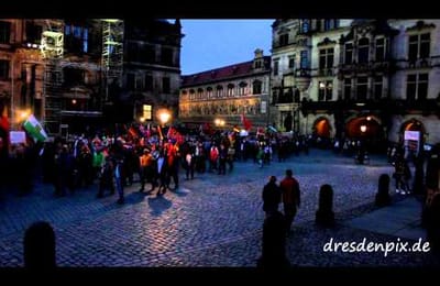 Меркель - в Сибирь, Путина - в Берлин! Скандируют берлинские титушки присланные туда тираном на автобусах.
