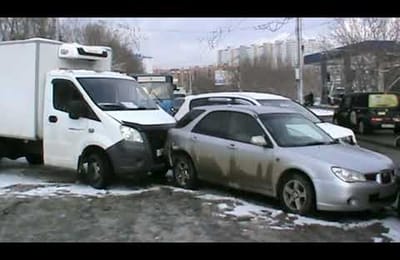 Из-за снегопада 12 машин попали в аварию в Иркутске (Видео)