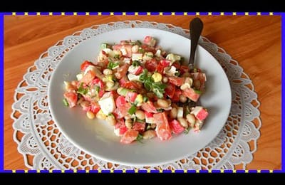 Салат из белой фасоли с яйцами и крабовыми палочками