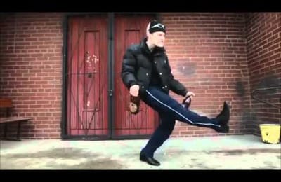 Как???? КАК он делает это движение ногой???????
