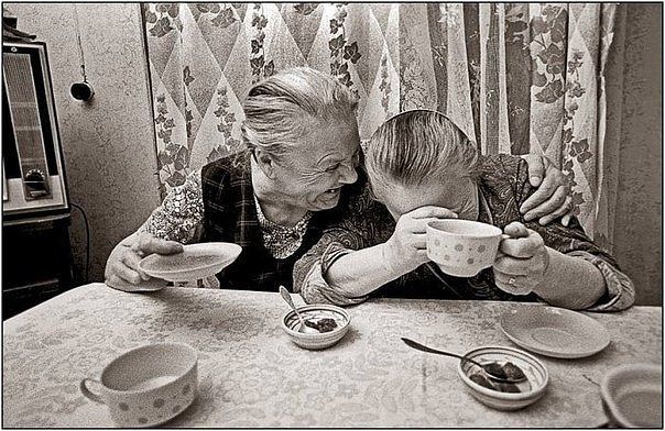 Сидят две бабки,одна говорит:Янка, а помнишь какие мы были молодые,красивые,особенно Я! А сейчас старые, страшные, особенно ты))