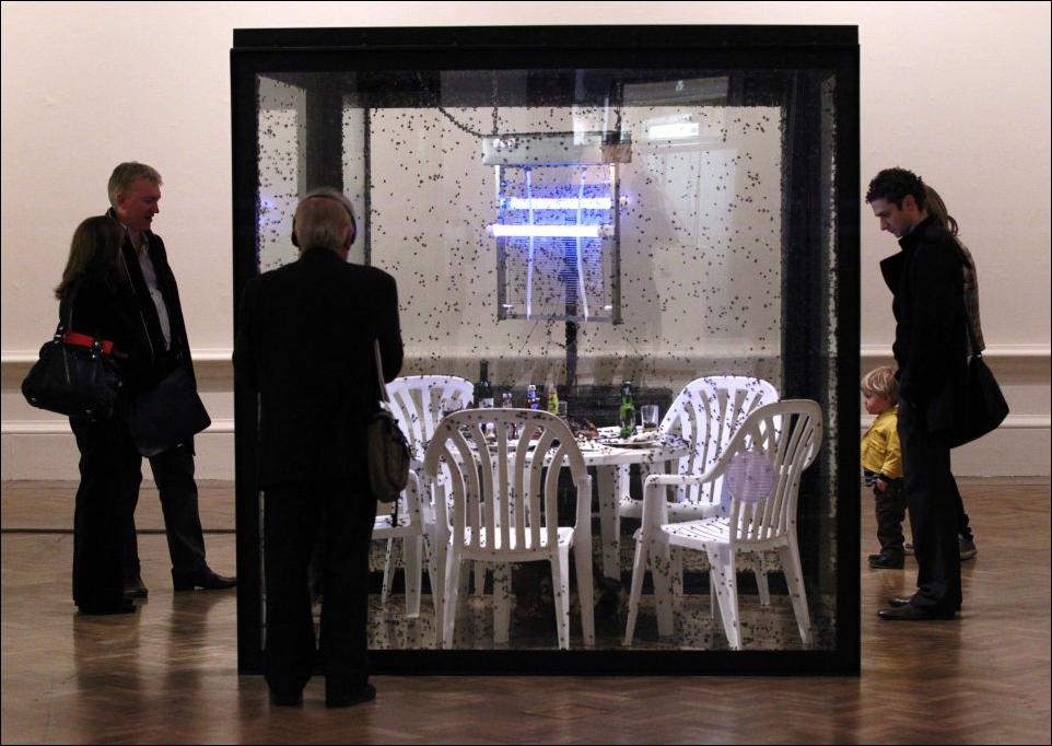 Одна из его композиций, представляющая собой герметичный стеклянный куб, внутри которого заключены тысячи живых мух…