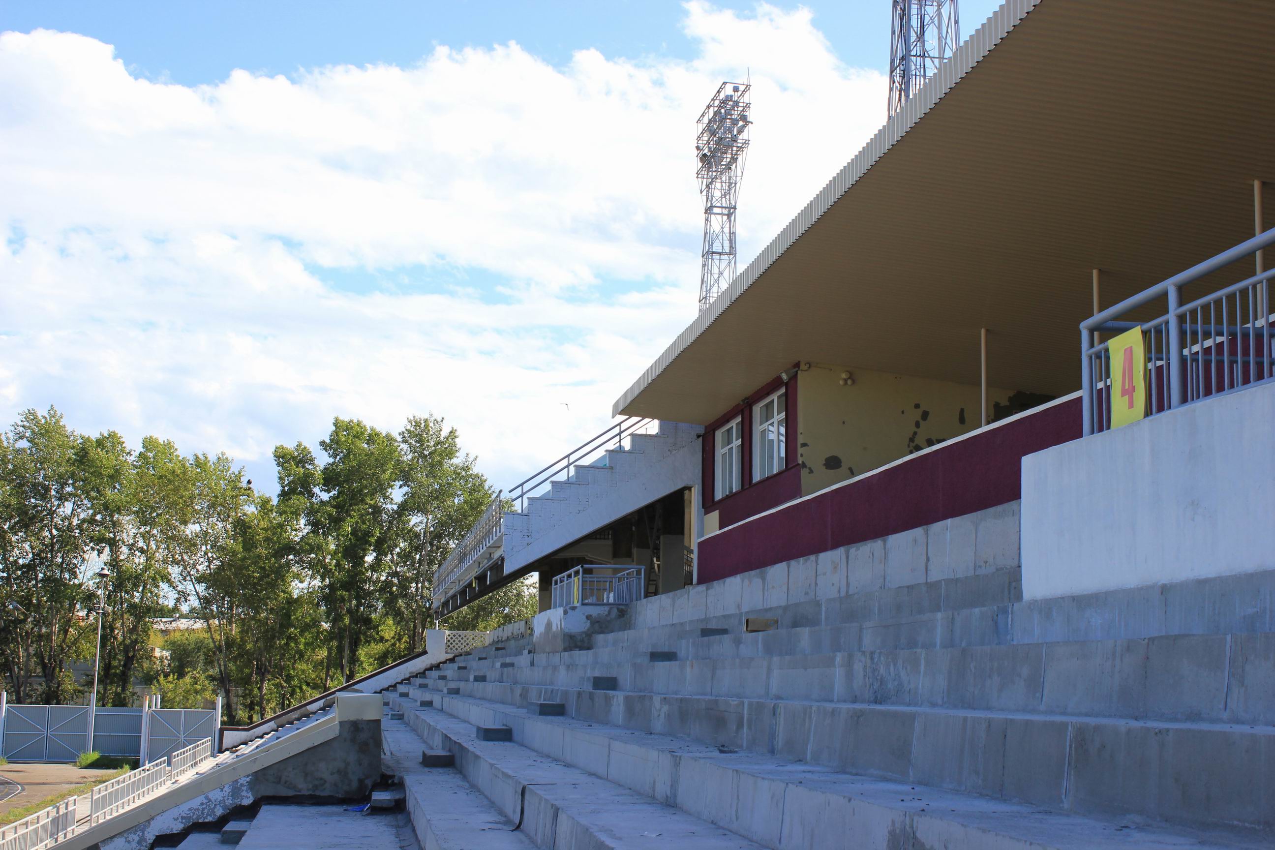 19. Западная трибуна в стадии ремонта. Точнее в стадии нормального ремонта после сделанного в спешке ремонта ко Дню города.