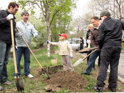 Андрей Козлов и Леонид Михайлов сажают деревья во Владивостоке