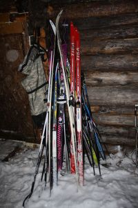 лыжи у входа стоят..