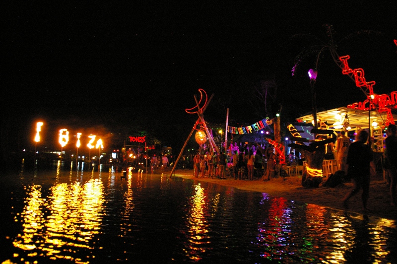 ночные тусовки на пляже Ло-Далум