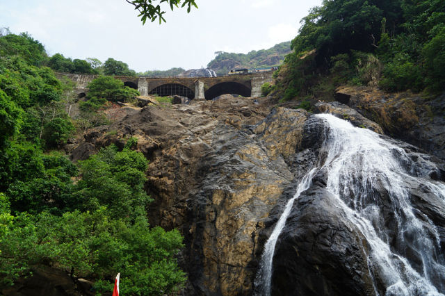 Водопад Дудхсагар. Индия.