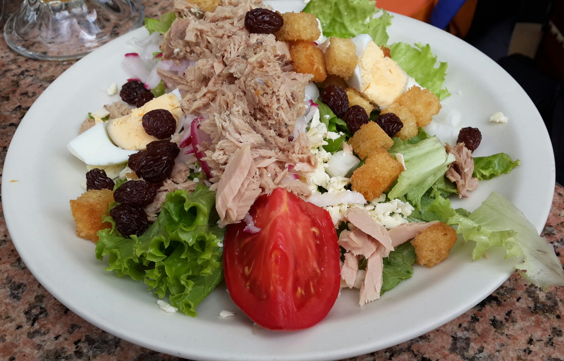 салат с тунцом и изюмом