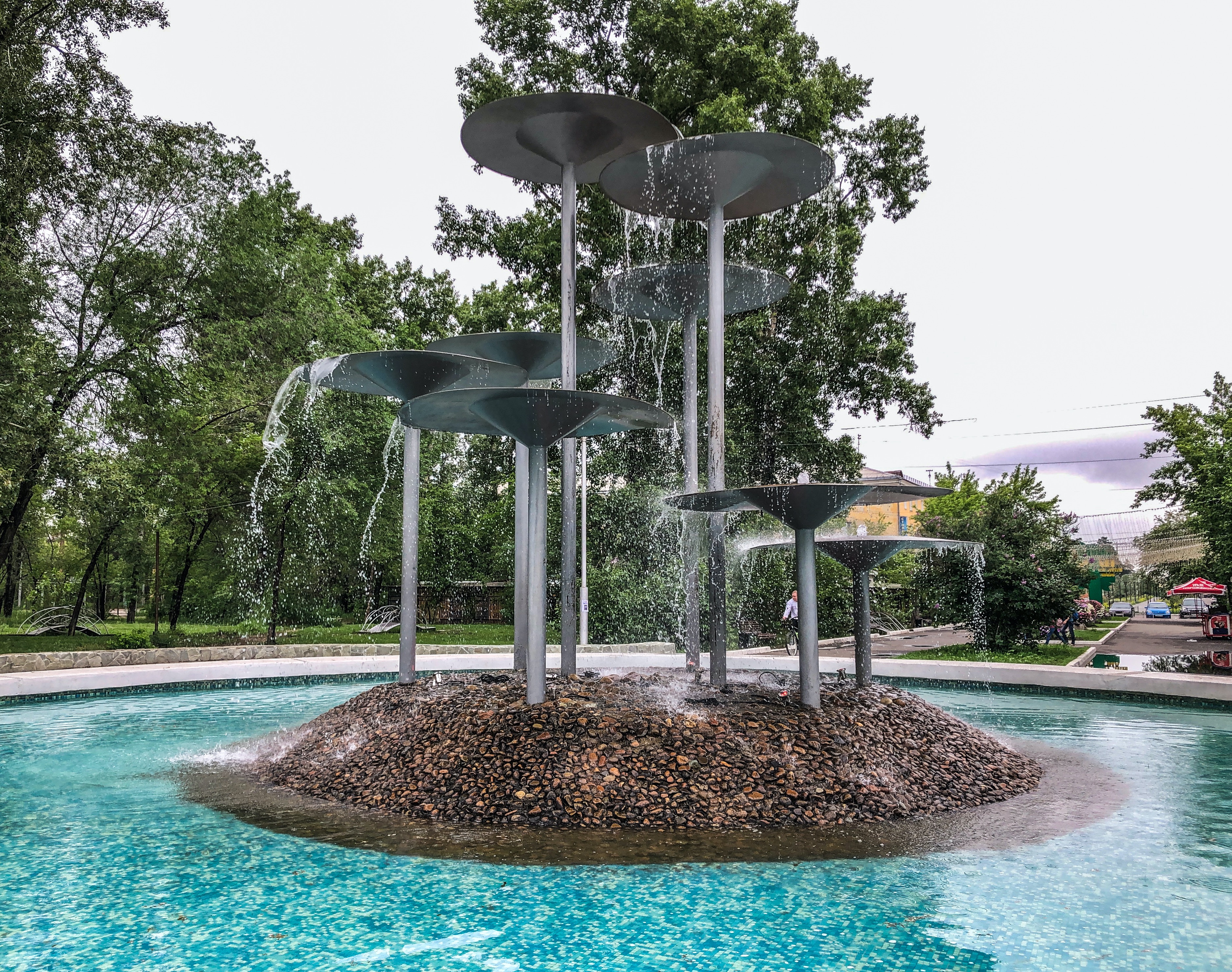 А фонтанчик где, фонтанчик?