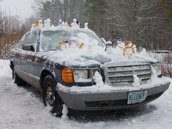 Самые везучие снеговички катаются по пятницам на машине
