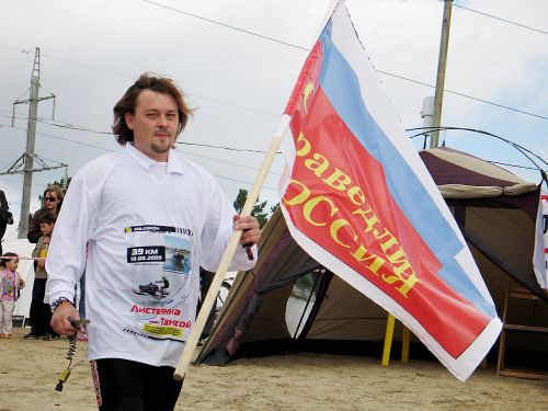 С флагом "Справедливой России" К.Моляров смотрелся эффектно