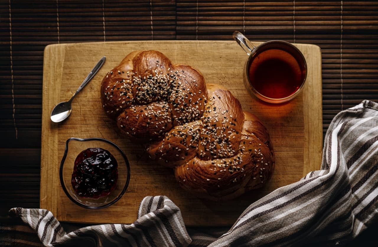 Решил чайку попить, достал батон...