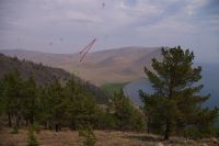 вот туда надо спуститься: красными стрелками отмечен маршрут. ,а в зеленом кружочке - уже спустившиеся  горы велобайкеры