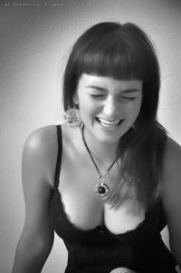 Немного позитива : )): Иногда на фотосессии девушек... э-э-э  как это по-русски "пробивает на хи-хи : ))" В общем, скорее всего это нервное, но снимки получаются прикольные... : ))  : ))))))))))
