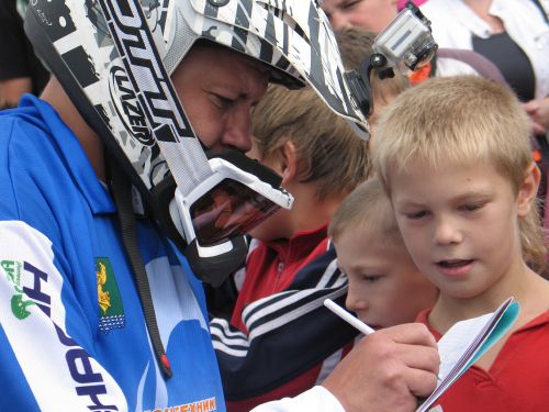 Дети просили автографы на память