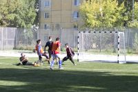 4 У ворот болельщиков жарко!